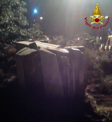 Il Fiorino dopo l'uscita di strada nei pressi di San Leonardo