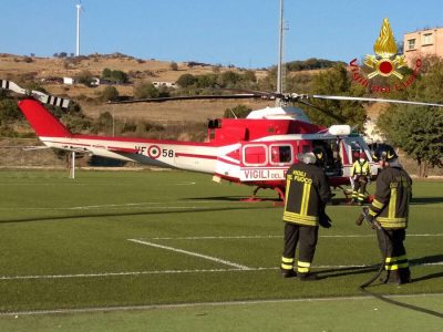 L'atterraggio dell'elisoccorso al campo sportivo di Bitti