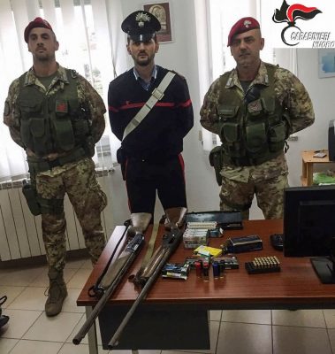 I Carabinieri con le armi sequestrate