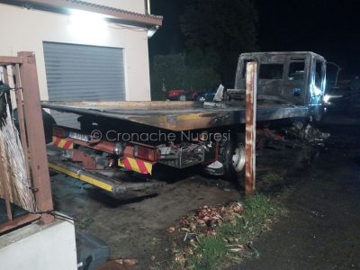Uno dei due carriattrezzi dati alle fiamme nella notte