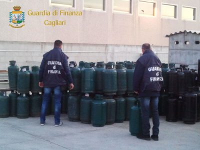 Le bombole sequestrate dalla Guardia Finanza