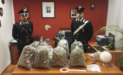 I Carabinieri con la droga sequestrata