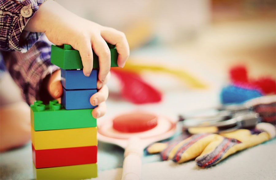 Ryan, 6 annos, multimillionàriu faghende test a sos giogos