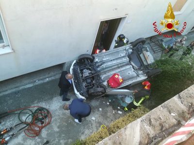 L'intervento di soccorso all'automobilista dopo l'incidente in via Ichnusa