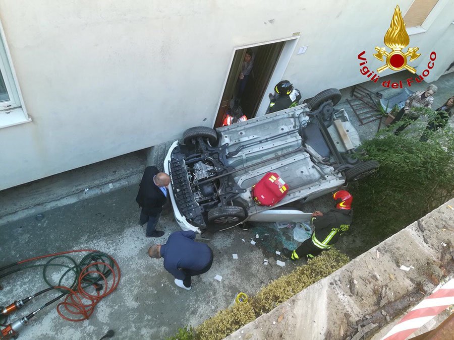 Nuoro. 80enne precipita da 5metri in un cortile durante un parcheggio