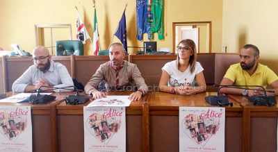 I padrini di Alice, Michele Torru e l'assessore Seddone (foto Cronache Nuoresi)