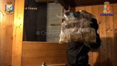 Il rinvenimento di un sacchetto pieno di soldi