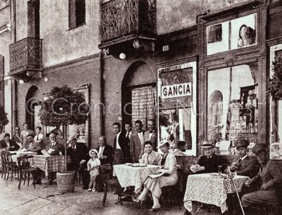 I tavolini dell'allora Caffè Laconi