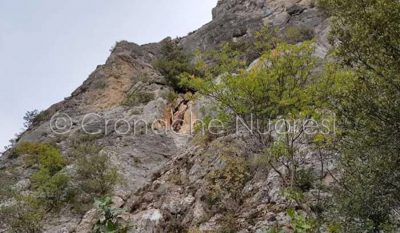 Il costone roccioso da cui si è staccata la frana che ha ostruito la SS 125