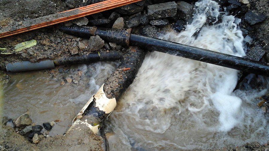 Nuoro. Grossa perdita d’acqua in via Torres: a secco rubinetti collegati al serbatoio di Murrone