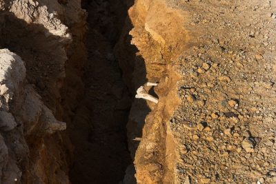 San Giovanni Sinis, crolla falesia e spunta tomba