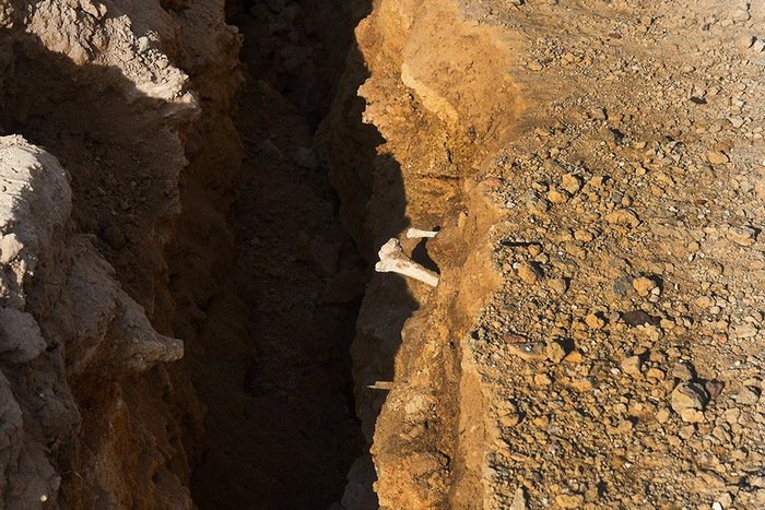 Tomba Romana o Punica affiora dopo il cedimento di una falesia nel Sinis