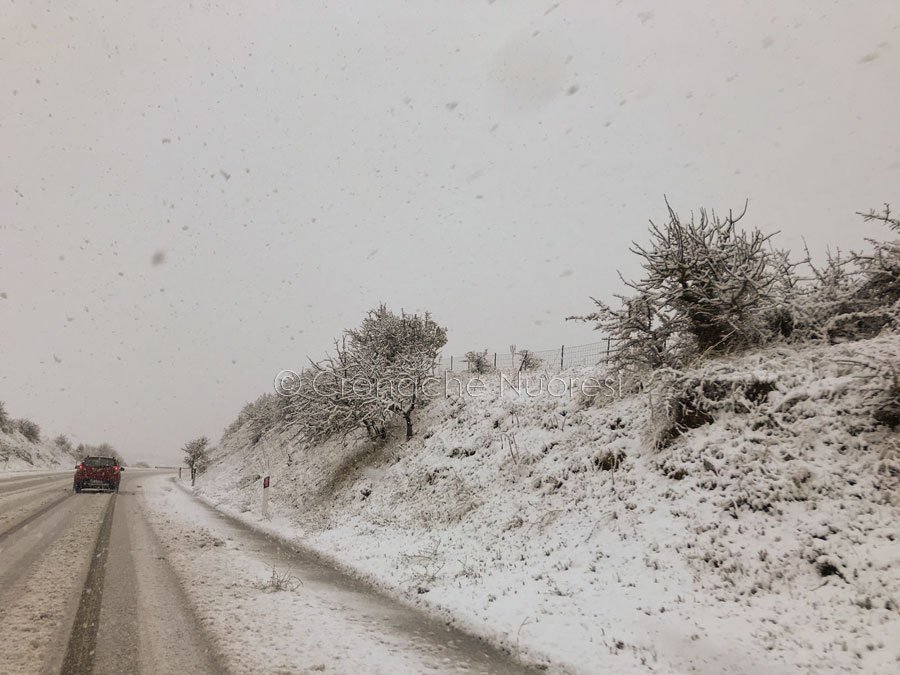 Strade imbiancate nel Nuorese: massima prudenza alla guida