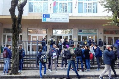 La protesta degli studenti davanti ai cancelli dell'istituto Chironi (foto C.Nuoresi)
