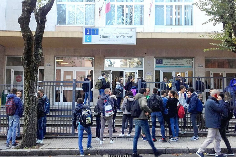 Classi al freddo: protesta degli studenti al tecnico Giampietro Chironi