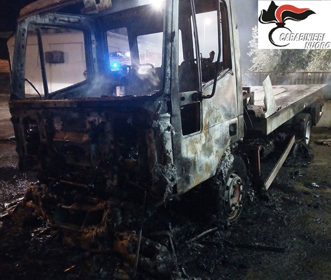 Appicca il fuoco a un carroattrezzi e genera un incendio di vaste proporzioni