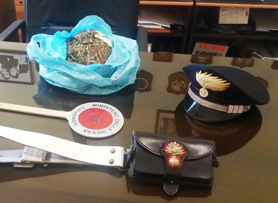 Una busta di marijuana abbandonata lungo le rotaie