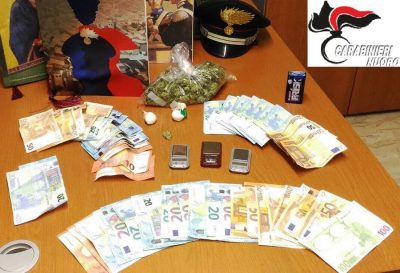 la droga e i soldi sequestrati dai Carabinieri