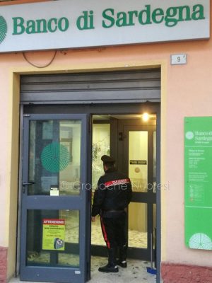 I Carabinieri davanti al Banco di Sardegna di Orune