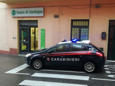 I Carabinieri davanti al Banco di Sardegna di Orune