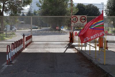 Cancelli chiusi a Ottana Polimeri (© foto S.Novellu)
