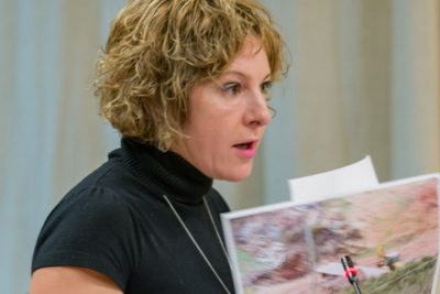 La consigliera Mara Sanna durante il dibattito in consiglio comunale