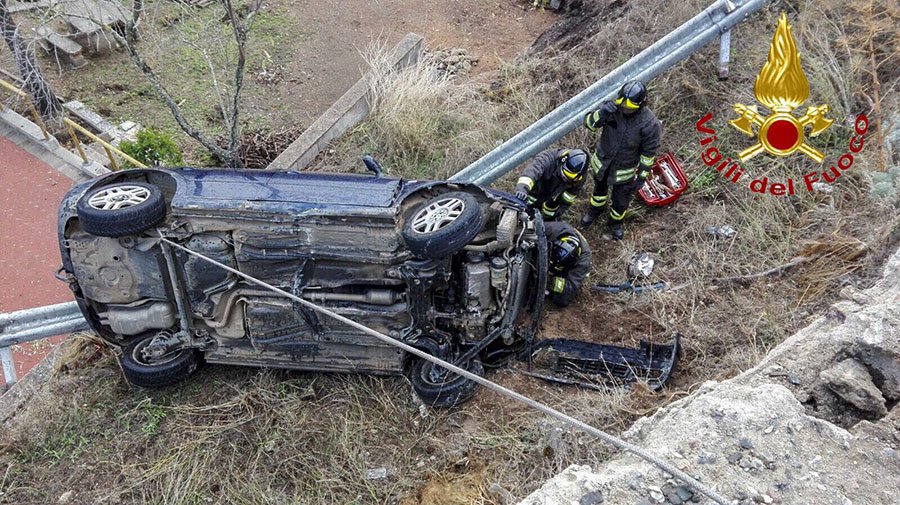 Tragedia sfiorata a Nuoro: 85enne alla guida di una VW Golf vola fuori strada a Caparedda