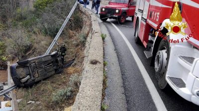 La VW Golf dopo l'uscita di strada