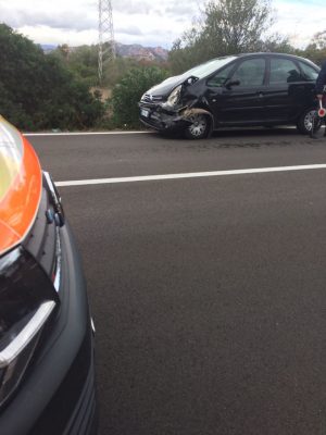 Una delle due auto rimaste coinvolte nell'urto