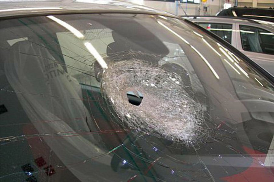 Un sasso di 1,2 chilo lanciato contro un’auto, donna muore per il forte spavento