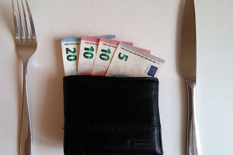 Ventenni fuggono dal ristorante senza pagare: inseguiti e bloccati dai camerieri