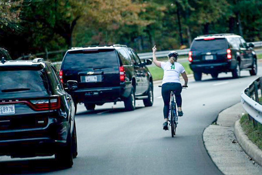 Mostrò dito medio al corteo presidenziale di Trump, licenziata