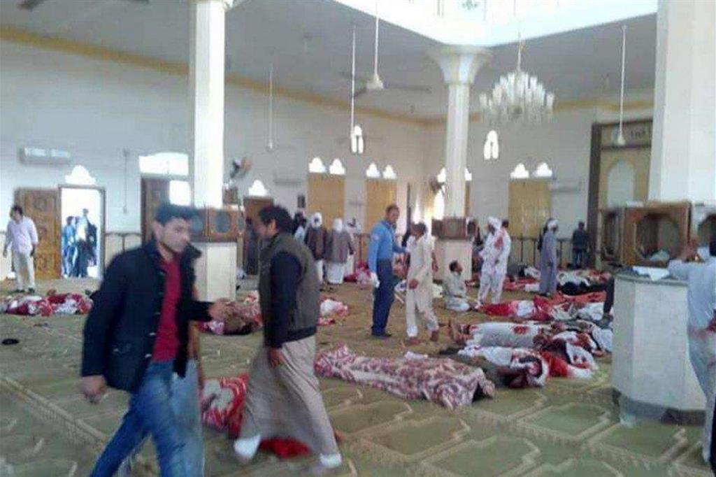 Egitto. Strage in una moschea del Sinai: 235 morti e 109 feriti