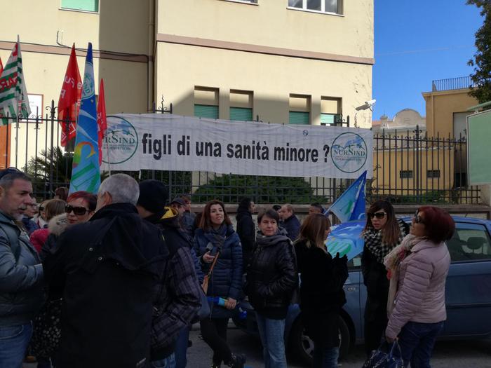 Infermieri in piazza a Nuoro: “basta turni massacranti”