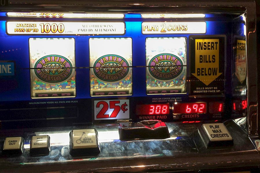 15enne picchia la madre per farla prostituire e avere i soldi per giocare alle slot