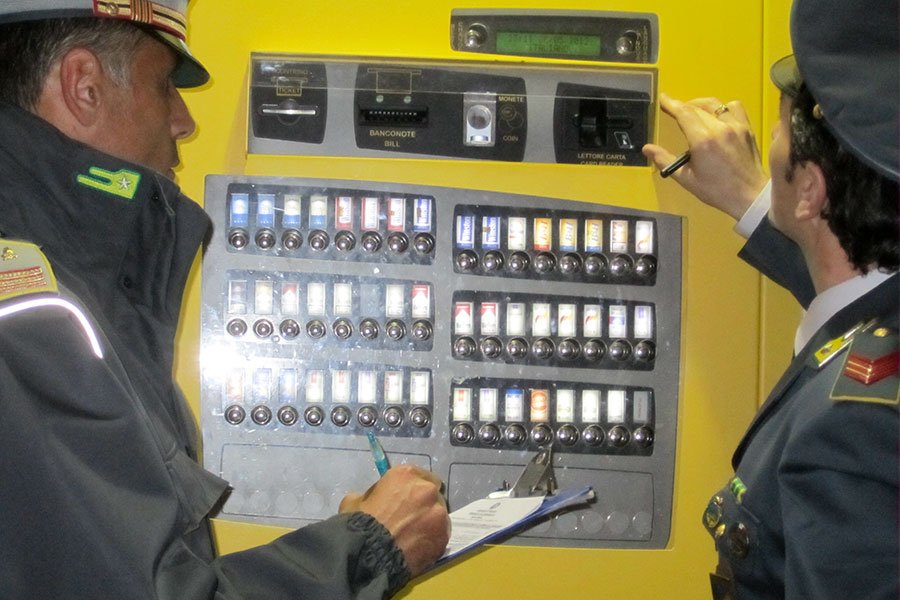 Distributori automatici del nuorese nella bufera. Alcolici e tabacchi in vendita anche ai minori