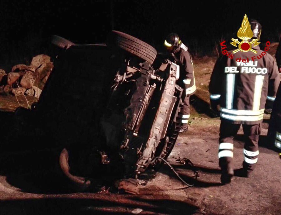 Toyota Yaris esce di strada e si ribalta: un 23enne al San Francesco