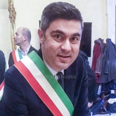 il primo cittadino Andrea Soddu durante la firma della convenzione