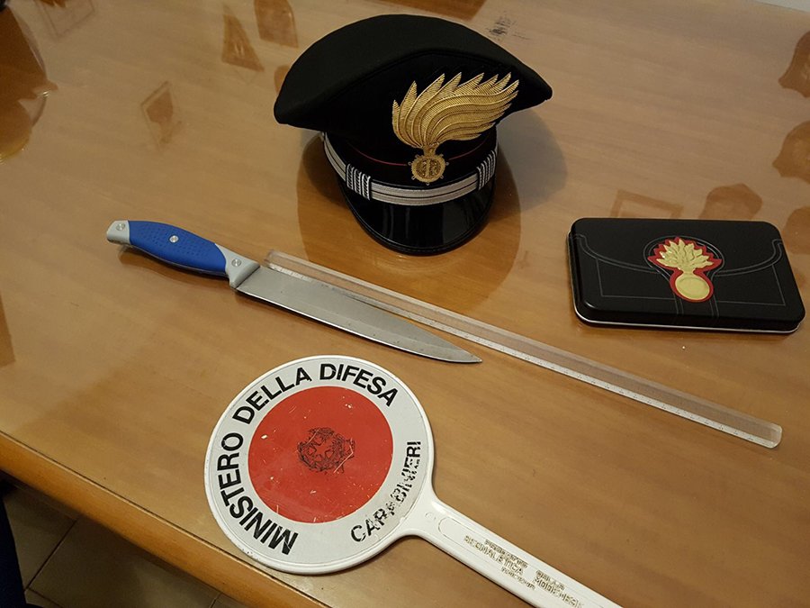 Con un coltello nascosto nei pantaloni, minaccia di morte i suoi vicini di casa. Arrestato uno stalker