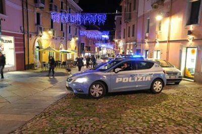 Una volante della Polizia nel corso Garibaldi