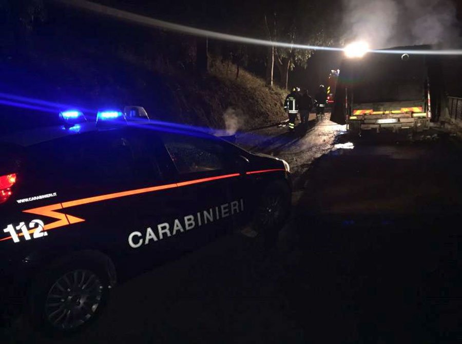 Oniferi. A fuoco un autocarro compattatore dei rifiuti: indagano i Carabinieri