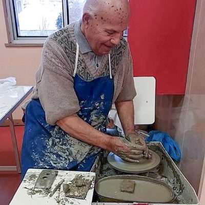 Il ceramista Luigi Nioi