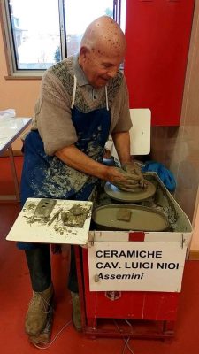 Il ceramista Luigi Nioi
