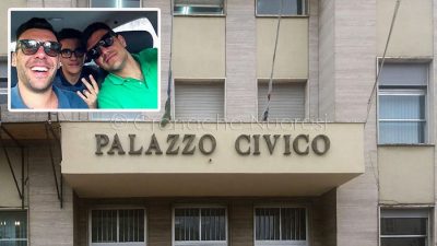 Le bandiere a mezz'asta nel Palazzo Civico (foto Cronache Nuoresi)