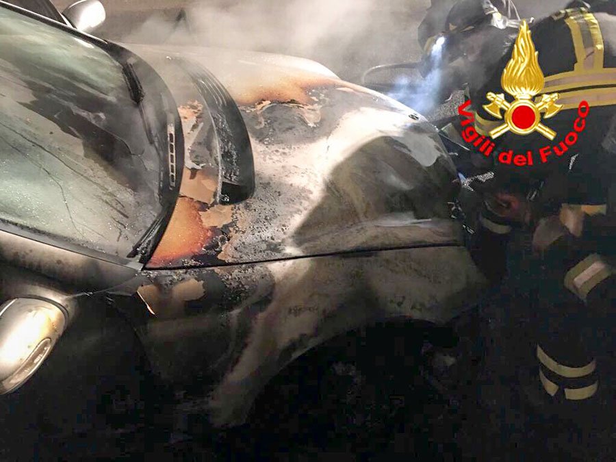 Nuoro: in fiamme l’auto di un veterinario dell’ASL