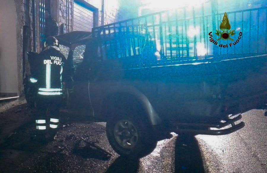 Si schiantano contro un’abitazione col pick-up: due giovani finiscono in ospedale