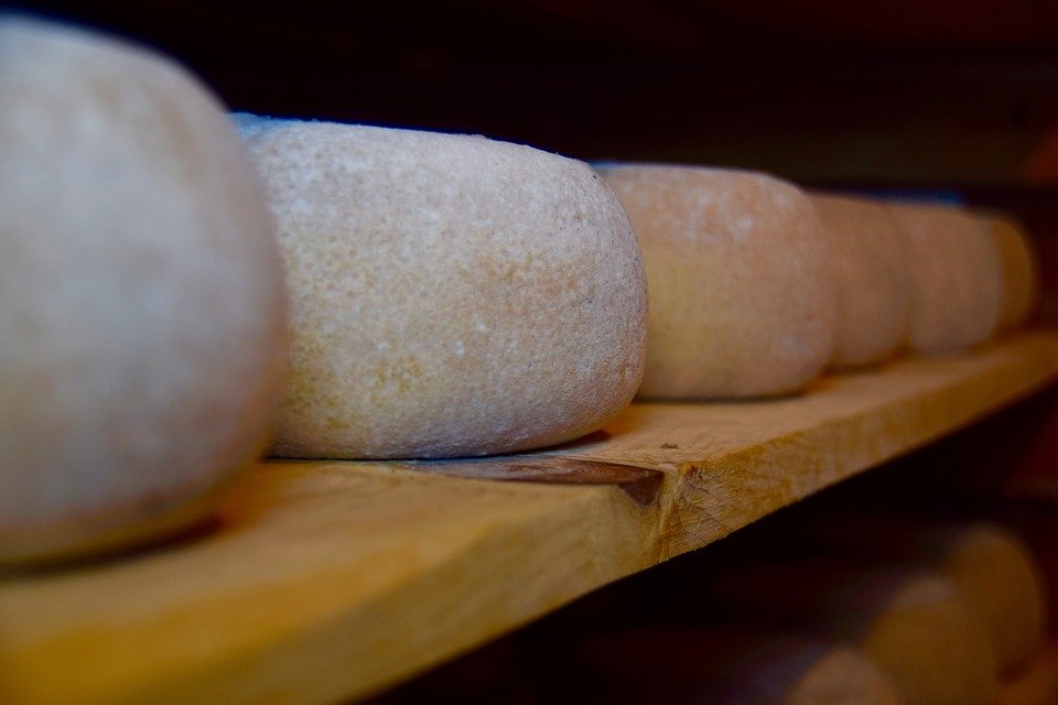 Si rifiuta di comprare formaggio dagli ambulanti e finisce in ospedale