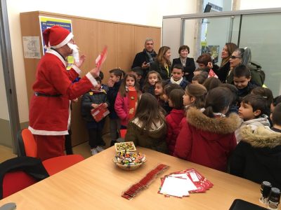 I bambini alle poste di Piazza Crispi