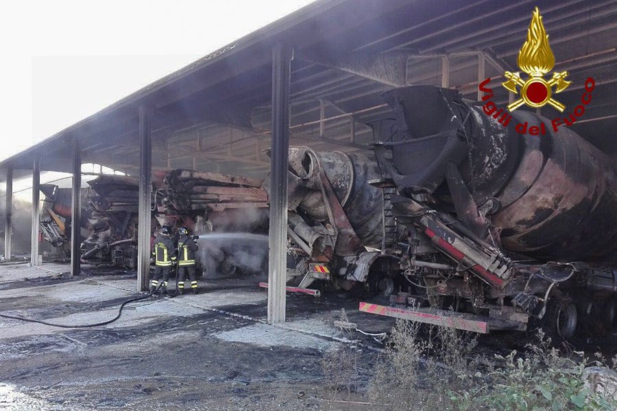 Orosei: a fuoco cinque betoniere di una ditta privata