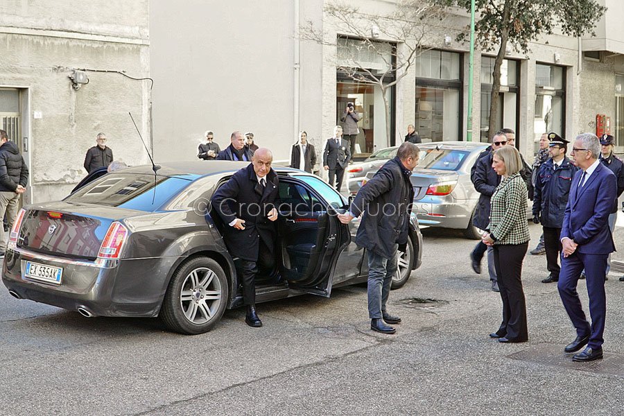 Intimidazioni: il ministro dell’Interno Minniti a Nuoro incontra i sindaci